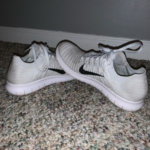 White Nike flyknit
